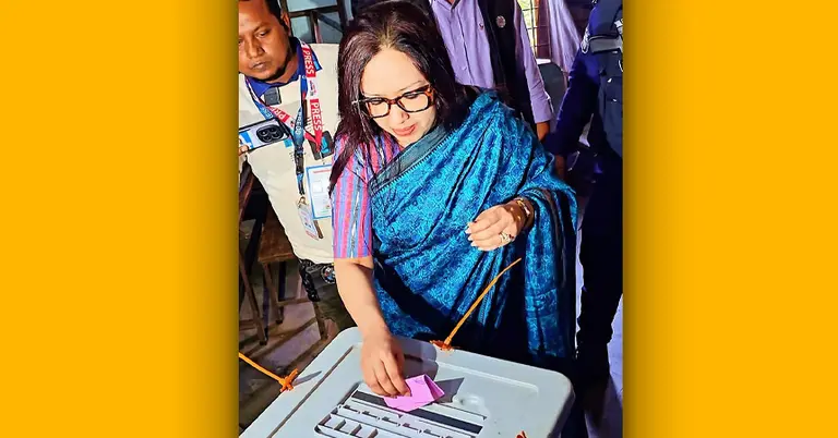 ভোট দিচ্ছেন রুমিন ফারহানা